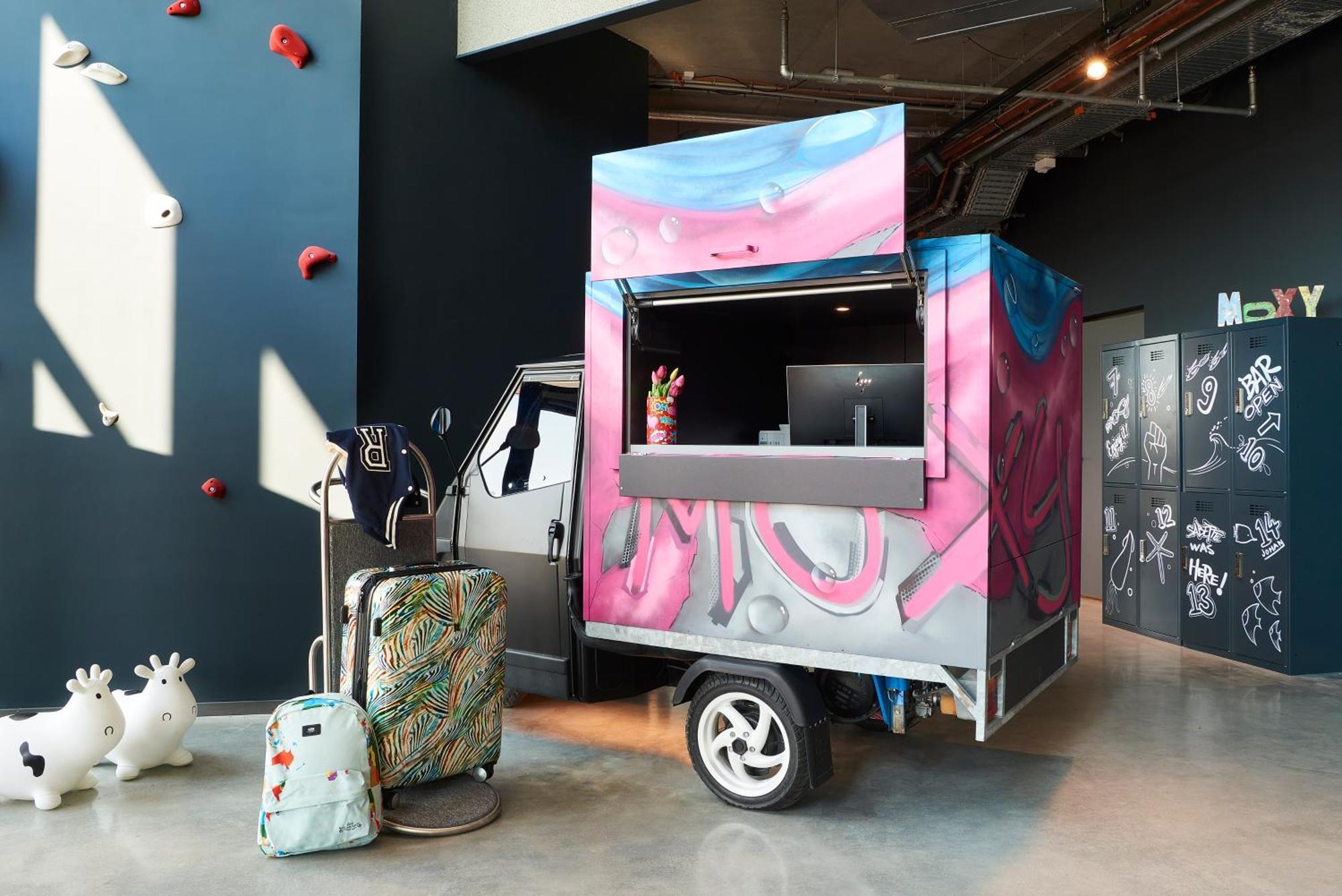 Moxy Amsterdam Schiphol Airport Otel Hoofddorp Dış mekan fotoğraf